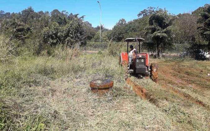 Há aproximadamente 30 dias deu-se início o trabalho de recuperação da nascente, perdida em meio a uma área pantanosa em Taguatinga(foto: Divulgação/Agência Brasília) Há aproximadamente 30 dias deu-se início o trabalho de recuperação da nascente, perdida em meio a uma área pantanosa em Taguatinga(foto: Divulgação/Agência Brasília)