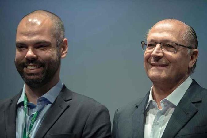 Bruno Covas (esq.) também acompanhou Geraldo Alckmin no colégio onde ele vota(foto: AFP / MAURO PIMENTEL) Bruno Covas (esq.) também acompanhou Geraldo Alckmin no colégio onde ele vota(foto: AFP / MAURO PIMENTEL)
