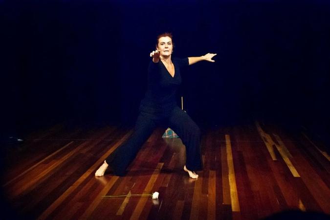 Ana Woolf em espetáculo do Solos férteis(foto: Jose Alberto Selbach Junior/Divulgação) Ana Woolf em espetáculo do Solos férteis(foto: Jose Alberto Selbach Junior/Divulgação)