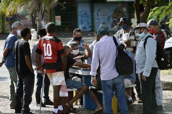 Aglomeração em Ceilândia, uma das cidades mais vulneráveis do DF: taxa de 85,39 casos por 100 mil habitantes(foto: Minervino Júnior/CB/D.A Press)