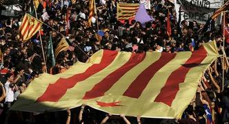 Os estudantes com bandeira catalã pró-independência durante manifestação em Barcelona(foto: Pau Barrena / AFP ) Os estudantes com bandeira catalã pró-independência durante manifestação em Barcelona(foto: Pau Barrena / AFP )