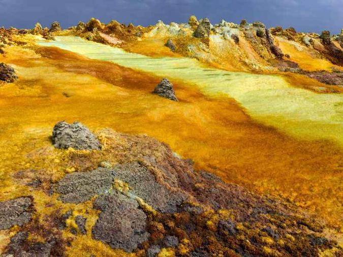 Nas depressões do deserto de Danakil, lajes de onde os habitantes extraem sal(foto: ethiopiatravel/Reprodução) Nas depressões do deserto de Danakil, lajes de onde os habitantes extraem sal(foto: ethiopiatravel/Reprodução)