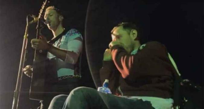 Banda convidou o fã para subir ao palco. (foto: YouTube/Reprodução ) Banda convidou o fã para subir ao palco. (foto: YouTube/Reprodução )