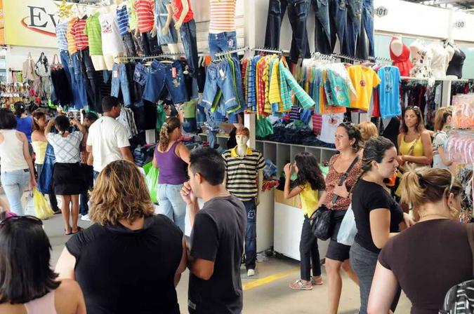 Feira dos Goianos : Elegante é pagar pouco, e na Feira dos Goianos isso é possível. As bancas oferecem moda praia, acessórios, roupas adulto e infantil de todos os tamanhos e para todos os gostos. O local conta com um complexo de nove galpões com inúmeras bancas. Segundo frequentadores, o melhor dia para comprar é na segunda-feira, porque todas as lojas estão abertas e as mercadorias são repostas. Distante 26,2 quilômetros da Rodoviária do Plano Piloto, os galpões funcionam de segunda-feira a domingo de 8h às 18h. Atenção! As bancas funcionam em dias e horários independentes.Marcelo Ferreira/CB/D.A Press - 7/12/10 Feira dos Goianos : Elegante é pagar pouco, e na Feira dos Goianos isso é possível. As bancas oferecem moda praia, acessórios, roupas adulto e infantil de todos os tamanhos e para todos os gostos. O local conta com um complexo de nove galpões com inúmeras bancas. Segundo frequentadores, o melhor dia para comprar é na segunda-feira, porque todas as lojas estão abertas e as mercadorias são repostas. Distante 26,2 quilômetros da Rodoviária do Plano Piloto, os galpões funcionam de segunda-feira a domingo de 8h às 18h. Atenção! As bancas funcionam em dias e horários independentes.Marcelo Ferreira/CB/D.A Press - 7/12/10