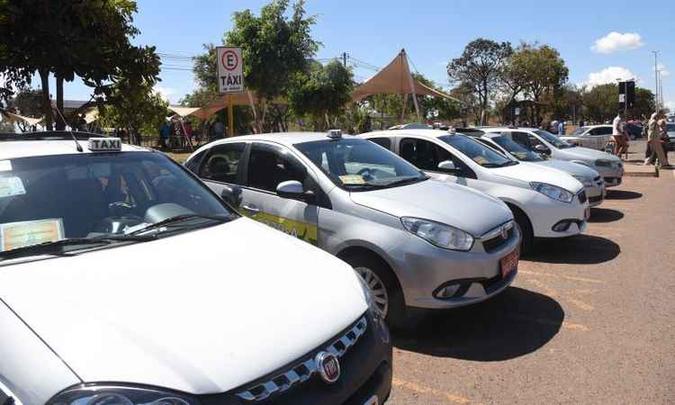 O último recadastramento da frota de táxis do DF foi realizado em 2016 devido a mudanças na legislação federal que regulamenta a atividade(foto: Ed Alves/CB/D.A Press) O último recadastramento da frota de táxis do DF foi realizado em 2016 devido a mudanças na legislação federal que regulamenta a atividade(foto: Ed Alves/CB/D.A Press)