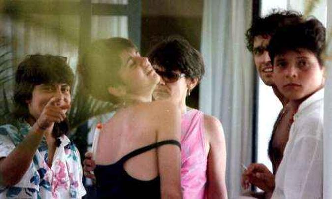 Na casa da família Saback no Lago Sul, em 1983: Elisa de Alencar, Janette Dornellas, Simone Saback, Marcelo Saback e Cássia Eller(foto: Arquivo Pessoal ) Na casa da família Saback no Lago Sul, em 1983: Elisa de Alencar, Janette Dornellas, Simone Saback, Marcelo Saback e Cássia Eller(foto: Arquivo Pessoal )