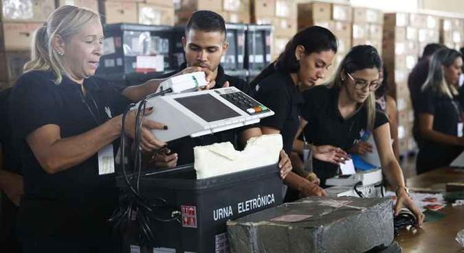 TRE-DF prepara urnas que serão enviadas ao exterior(foto: José Cruz/Agência Brasil) TRE-DF prepara urnas que serão enviadas ao exterior(foto: José Cruz/Agência Brasil)