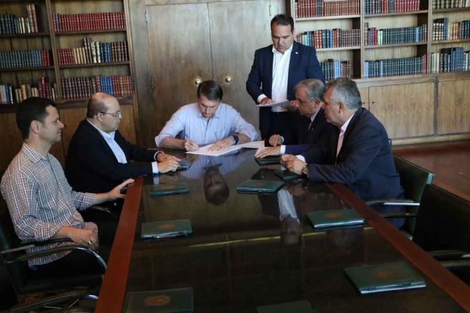 Ibaneis reunido com Bolsonaro(foto: Divulgação) Ibaneis reunido com Bolsonaro(foto: Divulgação)