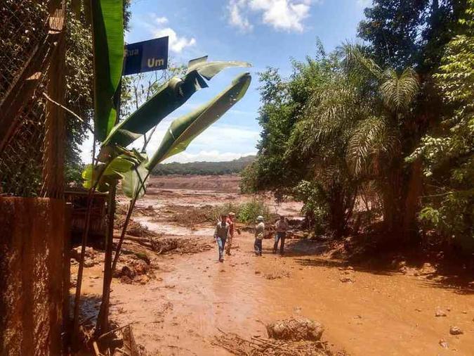 Barragem de rejeitos de mineração se rompeu em Brumadinho, na Grande BH(foto: Corpo de Bombeiros/Divulgação) Barragem de rejeitos de mineração se rompeu em Brumadinho, na Grande BH(foto: Corpo de Bombeiros/Divulgação)