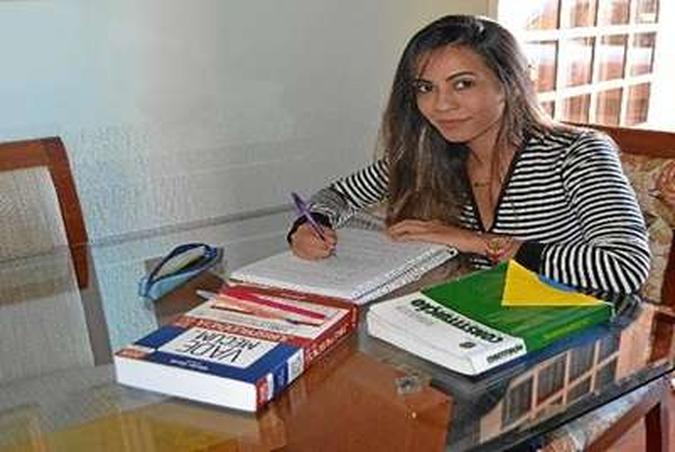 Mariana estuda para concurso há três meses e vai concorrer a dois cargos na seleção(foto: Tatyaner Mendes) Mariana estuda para concurso há três meses e vai concorrer a dois cargos na seleção(foto: Tatyaner Mendes)