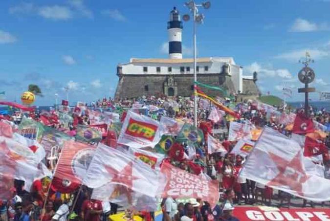 As cores vermelho e branco predominam entre as pessoas, que carregam faixas, cartazes e bandeiras de apoio a Dilma(foto: Sayonara Moreno/Agência Brasil) As cores vermelho e branco predominam entre as pessoas, que carregam faixas, cartazes e bandeiras de apoio a Dilma(foto: Sayonara Moreno/Agência Brasil)