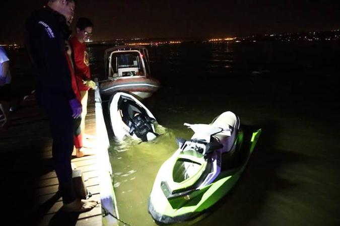 Um dos jet ski foi rebocado por uma lancha até o Nauss, centro náutico(foto: Soinp Corpo de Bombeiros/ Divulgação) Um dos jet ski foi rebocado por uma lancha até o Nauss, centro náutico(foto: Soinp Corpo de Bombeiros/ Divulgação)