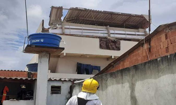 A estrutura que despencou caiu no telhado da casa à esquerda e em outra vizinha de fundo(foto: CBMDF/Divulgação) A estrutura que despencou caiu no telhado da casa à esquerda e em outra vizinha de fundo(foto: CBMDF/Divulgação)
