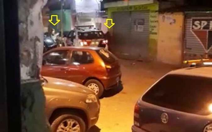 Foto a partir de vídeo feito por testemunha mostra PMs (identificados pelas setas) durante ação que terminou com 4 suspeitos mortos e um ferido em São Paulo .(foto: Reprodução/Redes Sociais) Foto a partir de vídeo feito por testemunha mostra PMs (identificados pelas setas) durante ação que terminou com 4 suspeitos mortos e um ferido em São Paulo .(foto: Reprodução/Redes Sociais)