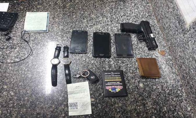 Com a dupla, a Polícia Militar encontrou diversos objetos frutos de roubos praticados em Goiás e no Distrito Federal(foto: PMDF/Divulgação) Com a dupla, a Polícia Militar encontrou diversos objetos frutos de roubos praticados em Goiás e no Distrito Federal(foto: PMDF/Divulgação)