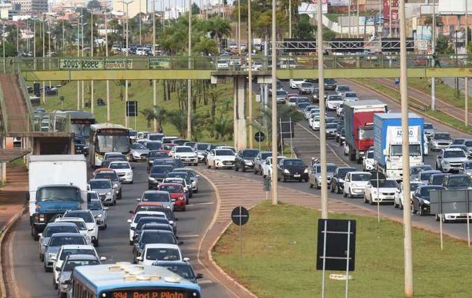 Estrada Parque Taguatinga: governo inverteu o fluxo das faixas exclusivas para ônibus, nos horários de pico, para melhorar o fluxo(foto: Ed Alves/CB/D.A Press - 28/1/19) Estrada Parque Taguatinga: governo inverteu o fluxo das faixas exclusivas para ônibus, nos horários de pico, para melhorar o fluxo(foto: Ed Alves/CB/D.A Press - 28/1/19)