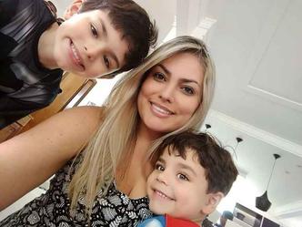 Luana Diniz baixa aplicativos educativos para os filhos, Miguel e Matheus: %u201CÉ um aprendizado de forma lúdica e cativante%u201D(foto: Arquivo Pessoal) Luana Diniz baixa aplicativos educativos para os filhos, Miguel e Matheus: %u201CÉ um aprendizado de forma lúdica e cativante%u201D(foto: Arquivo Pessoal)