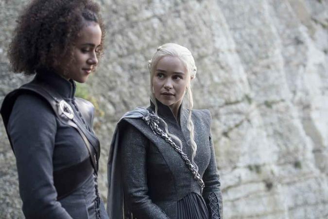 Fãs defendem uma teoria de que Missandei (Nathalia Emmanuel) poderá trair Daenerys (Emilia Clarke)(foto: HBO / Reprodução) Fãs defendem uma teoria de que Missandei (Nathalia Emmanuel) poderá trair Daenerys (Emilia Clarke)(foto: HBO / Reprodução)