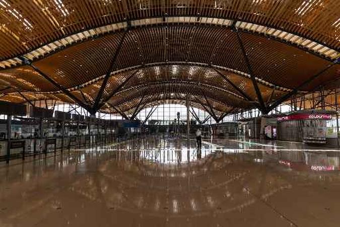 Uma vista geral do interior do terminal da ponte Hong Kong-Zhuhai-Macau (HZMB) que liga as três cidades por estrada é retratada na ilha Lantau de Hong Kong.(foto: May JAMES / AFP) Uma vista geral do interior do terminal da ponte Hong Kong-Zhuhai-Macau (HZMB) que liga as três cidades por estrada é retratada na ilha Lantau de Hong Kong.(foto: May JAMES / AFP)