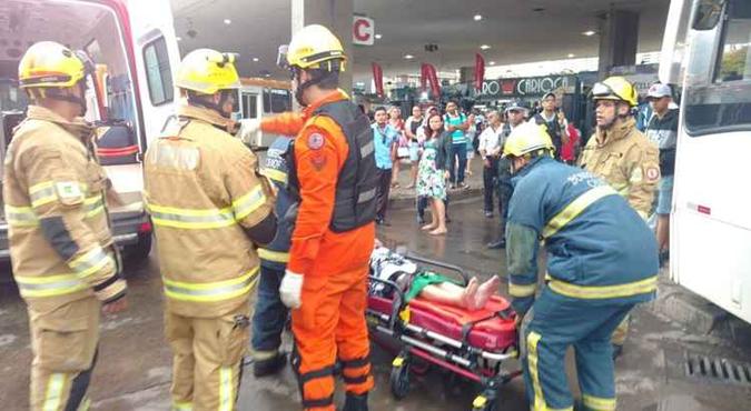 A suspeita é que a vítima tenha fraturado o quadril e o fêmur com o impacto(foto: CBMDF/Divulgação) A suspeita é que a vítima tenha fraturado o quadril e o fêmur com o impacto(foto: CBMDF/Divulgação)
