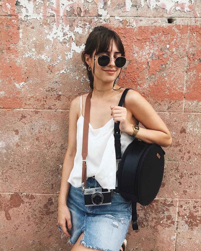 A empresária Julia Alcântara aposta na mochila da marca Tudo Orna para um visual mais despojado. De alça regulável, ela pode ser usada, também, como bolsa(foto: Reproducao/instagram) A empresária Julia Alcântara aposta na mochila da marca Tudo Orna para um visual mais despojado. De alça regulável, ela pode ser usada, também, como bolsa(foto: Reproducao/instagram)