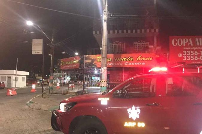 Bombeiros prestaram socorro a mulher que caiu com varanda em Taguatinga(foto: Divulgação / CBMDF) Bombeiros prestaram socorro a mulher que caiu com varanda em Taguatinga(foto: Divulgação / CBMDF)