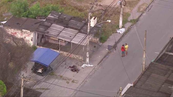 Marcas de sangue em um dos locais onde vítimas foram mortas, em Itaboraí, na Região Metropolitana do Rio (foto: Reprodução/ TV Globo ) Marcas de sangue em um dos locais onde vítimas foram mortas, em Itaboraí, na Região Metropolitana do Rio (foto: Reprodução/ TV Globo )