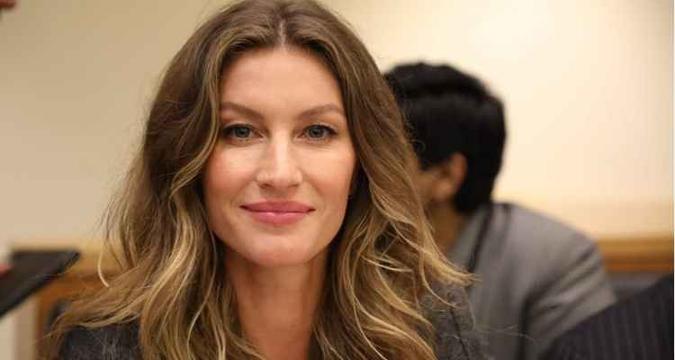 Hoje a modelo é um dos principais nomes mundiais da indústria da moda, tem 38 anos e é mãe de duas crianças(foto: Ludovic Marin/AFP) Hoje a modelo é um dos principais nomes mundiais da indústria da moda, tem 38 anos e é mãe de duas crianças(foto: Ludovic Marin/AFP)