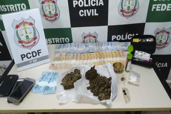 Os policiais apreenderam MDMA, maconha, skunk e haxixe, além de dinheiro em espécie(foto: PCDF/Divulgação) Os policiais apreenderam MDMA, maconha, skunk e haxixe, além de dinheiro em espécie(foto: PCDF/Divulgação)