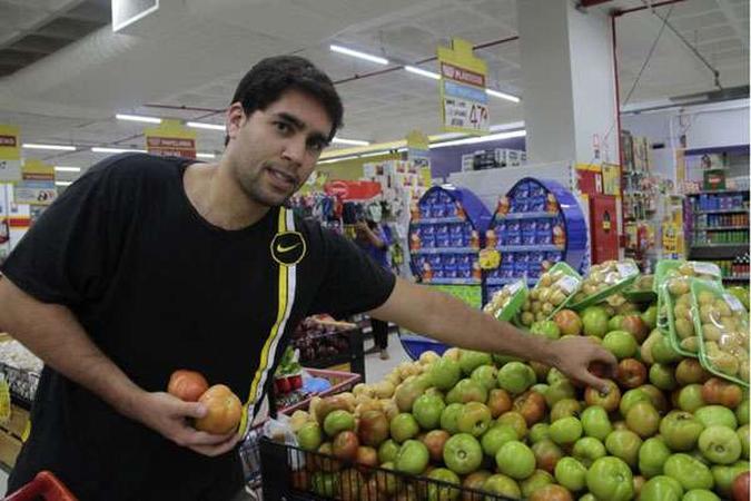 Com a elevação do preço da fruta, Carlos Eduardo reduziu a quantidade que compra no supermercado (foto: Ana Rayssa/Esp. CB/D.A Press - 5/3/14) Com a elevação do preço da fruta, Carlos Eduardo reduziu a quantidade que compra no supermercado (foto: Ana Rayssa/Esp. CB/D.A Press - 5/3/14)