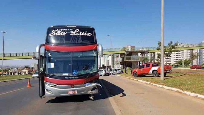 O motorista do ônibus não ficou ferido(foto: Divulgação/CBMDF) O motorista do ônibus não ficou ferido(foto: Divulgação/CBMDF)