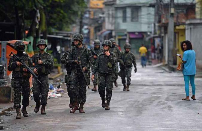 Militares durante a ação em comunidade no Rio de Janeiro: tema da segurança pública será um dos principais da campanha eleitoral deste ano(foto: Carl de Souza/AFP) Militares durante a ação em comunidade no Rio de Janeiro: tema da segurança pública será um dos principais da campanha eleitoral deste ano(foto: Carl de Souza/AFP)