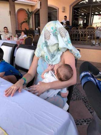 Recentemente, uma história viralizou nas redes sociais. Carol Lockwood publicou uma foto de uma mulher que foi orientada a %u201Cse cobrir%u201D enquanto amamentava o filho, em um restaurante nos Estados Unidos. Em resposta ao pedido, a moça colocou o pano no rosto, surpreendendo clientes e funcionários do local. A foto já ultrapassou 188 mil compartilhamentos e 105 mil curtidas no Facebook e levantou debates sobre o assunto.(foto: Carol Lockwood/Divulgação) Recentemente, uma história viralizou nas redes sociais. Carol Lockwood publicou uma foto de uma mulher que foi orientada a %u201Cse cobrir%u201D enquanto amamentava o filho, em um restaurante nos Estados Unidos. Em resposta ao pedido, a moça colocou o pano no rosto, surpreendendo clientes e funcionários do local. A foto já ultrapassou 188 mil compartilhamentos e 105 mil curtidas no Facebook e levantou debates sobre o assunto.(foto: Carol Lockwood/Divulgação)