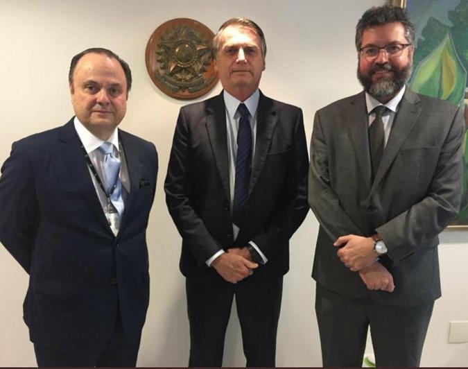 Foto postada no Twiiter do presidente Jair Bolsonaro com os seguintes dizeres: Recebi hoje o embaixador Mário Vilalva, indicado pelo Chanceler Ernesto Araújo para o cargo de Presidente da Agência de Promoção de Exportações e Investimentos (APEX). Boa noite a todos!(foto: Twitter/Divulgação) Foto postada no Twiiter do presidente Jair Bolsonaro com os seguintes dizeres: Recebi hoje o embaixador Mário Vilalva, indicado pelo Chanceler Ernesto Araújo para o cargo de Presidente da Agência de Promoção de Exportações e Investimentos (APEX). Boa noite a todos!(foto: Twitter/Divulgação)