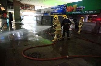 Ao todo, 19 militares impediram o incêndio no estabelecimento(foto: Divulgação/CBMDF) Ao todo, 19 militares impediram o incêndio no estabelecimento(foto: Divulgação/CBMDF)