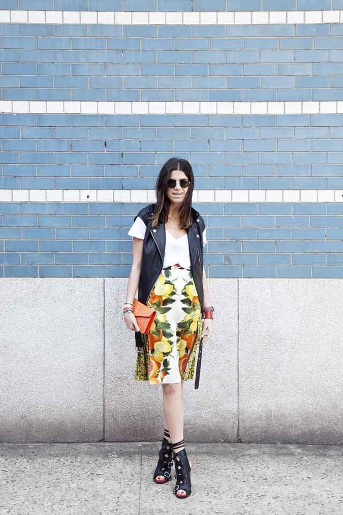 O colete de couro preto transforma um look trabalho em happy hour. Aqui, a estampa com fundo branco harmonizou com a blusa. (foto: Man Repeller/Reprodução) O colete de couro preto transforma um look trabalho em happy hour. Aqui, a estampa com fundo branco harmonizou com a blusa. (foto: Man Repeller/Reprodução)