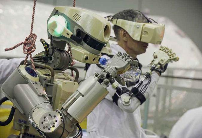 Com 1,80m e 160kg, Robô não pode substituir os cosmonautas em missões consideradas perigosa(foto: AFP/Reprodução) Com 1,80m e 160kg, Robô não pode substituir os cosmonautas em missões consideradas perigosa(foto: AFP/Reprodução)
