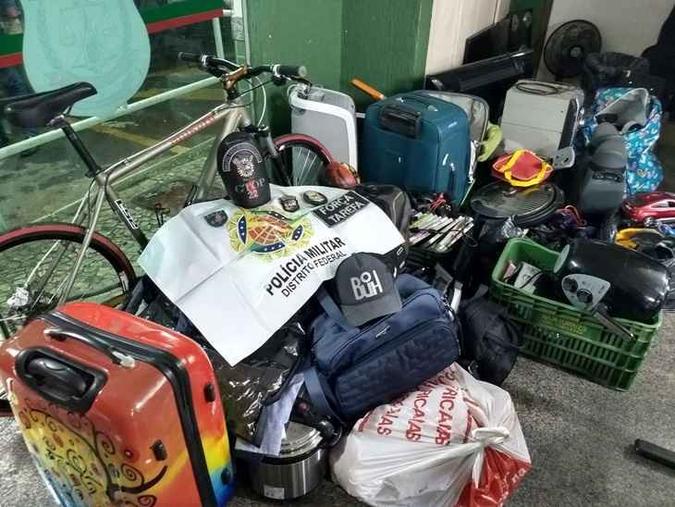 Os objetos foram localizadas nas casas de dois suspeitos de integrarem um grupo especializado em furtos de casas(foto: PMDF/divulgação) Os objetos foram localizadas nas casas de dois suspeitos de integrarem um grupo especializado em furtos de casas(foto: PMDF/divulgação)