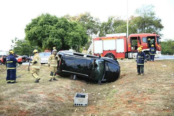 Um capotamento deixou três pessoas feridas (foto: Divulgação/CBMDF) Um capotamento deixou três pessoas feridas (foto: Divulgação/CBMDF)