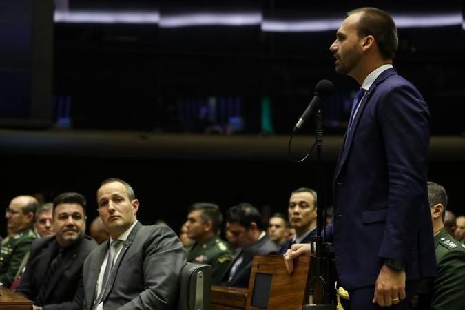 Votar a favor do filho 03 é visto no Senado com desconforto, o que só será aplacado se houver contrapartidas(foto: Marcos Correa/PR) Votar a favor do filho 03 é visto no Senado com desconforto, o que só será aplacado se houver contrapartidas(foto: Marcos Correa/PR)