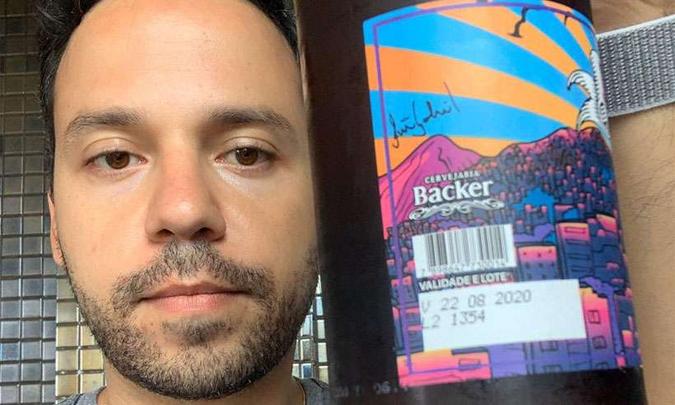 O advogado Maycon Rothéia, com cerveja de lote contaminado: medo depois de ter consumido outras garrafas da bebida(foto: Arquivo pessoal) O advogado Maycon Rothéia, com cerveja de lote contaminado: medo depois de ter consumido outras garrafas da bebida(foto: Arquivo pessoal)