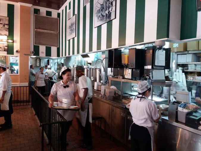 Café du Monde fundado em 1862, tem cerca de 400 lugares e funciona dia e noite na Decatur Street(foto: Rafael Alves/CB/D.A Press) Café du Monde fundado em 1862, tem cerca de 400 lugares e funciona dia e noite na Decatur Street(foto: Rafael Alves/CB/D.A Press)