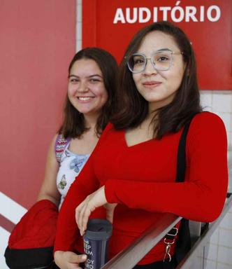Thaís Cristina (D) quer cursar medicina. Ela vai chegar com uma hora de antecedência para evitar imprevistos(foto: Ana Rayssa/Esp. CB/D.A Press)