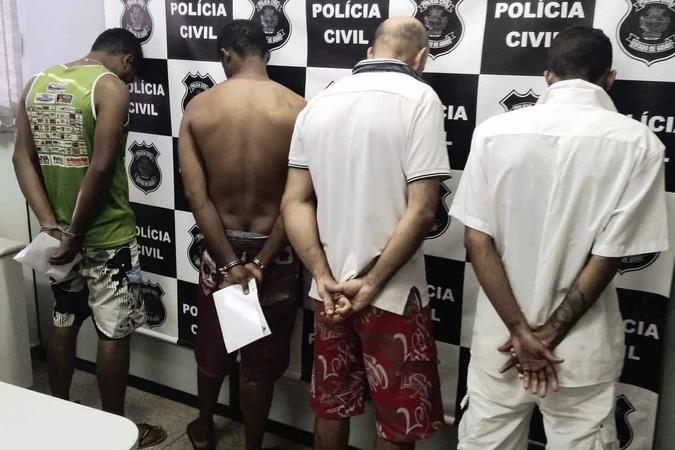 Quatro homens foram presos durante operação Grand Finale em Planaltina de Goiás(foto: PCGO/Divulgação) Quatro homens foram presos durante operação Grand Finale em Planaltina de Goiás(foto: PCGO/Divulgação)