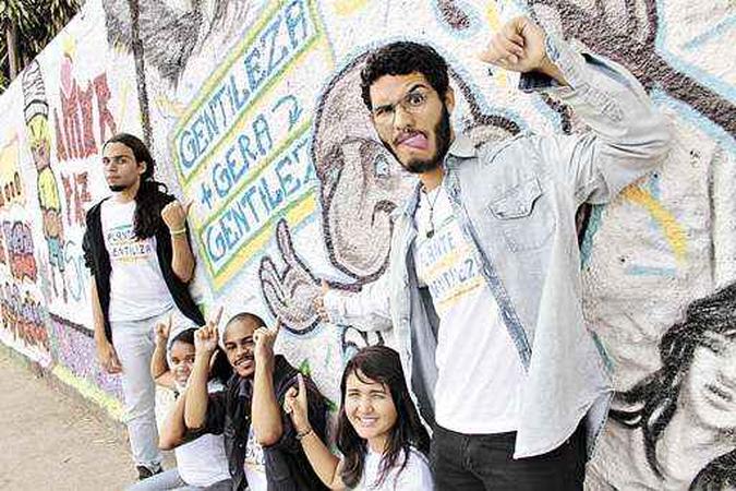 Alunos do Cemeit deixaram a criatividade e os questionamentos guiarem os pensamentos na hora de produzir os objetos artísticos(foto: Viola Junior/Esp.CB/D.A Press) Alunos do Cemeit deixaram a criatividade e os questionamentos guiarem os pensamentos na hora de produzir os objetos artísticos(foto: Viola Junior/Esp.CB/D.A Press)