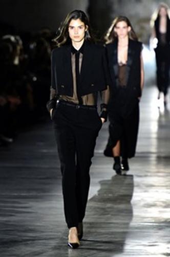 Saint Laurent na semana de moda parisiense(foto: AFP/BERTRAND GUAY ) Saint Laurent na semana de moda parisiense(foto: AFP/BERTRAND GUAY )