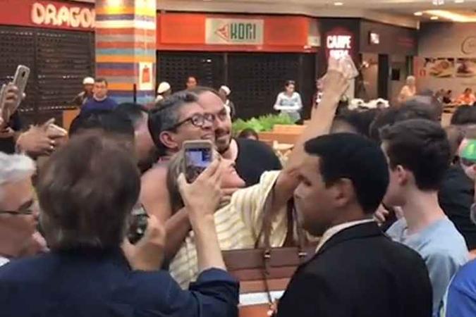 Carlos Bolsonaro posa com simpatizantes do pai, Jair Bolsonaro, em shopping de Brasília(foto: Reprodução) Carlos Bolsonaro posa com simpatizantes do pai, Jair Bolsonaro, em shopping de Brasília(foto: Reprodução)