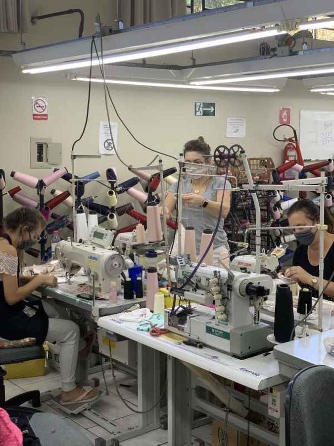 Fábrica da grife de lingerie Indecense troca produção para confeccionar máscaras, produto que está em falta em todo país(foto: Arquivo pessoal/divulgação ) Fábrica da grife de lingerie Indecense troca produção para confeccionar máscaras, produto que está em falta em todo país(foto: Arquivo pessoal/divulgação )