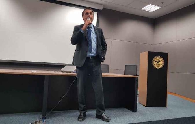 Jair Bolsonaro esteve ontem no Comando de Operações Táticas da PF, em Brasília: comunicação digital para aprovação de reforma (foto: Rafael Carvalho/Governo de Transição ) Jair Bolsonaro esteve ontem no Comando de Operações Táticas da PF, em Brasília: comunicação digital para aprovação de reforma (foto: Rafael Carvalho/Governo de Transição )
