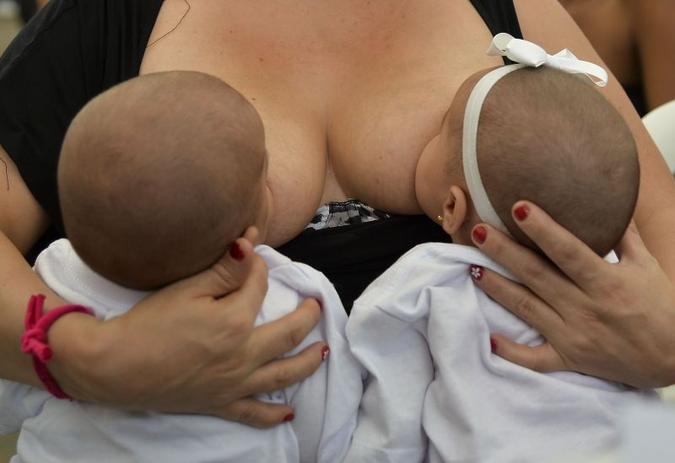 Mulher amamenta gêmeos na Colômbia: relatório da OMS também associa o peso do bebê ao nascer a risco de sobrepeso na infância(foto: Raul Arboleda/AFP) Mulher amamenta gêmeos na Colômbia: relatório da OMS também associa o peso do bebê ao nascer a risco de sobrepeso na infância(foto: Raul Arboleda/AFP)
